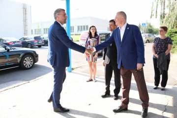 Ministr obrany Lubomír Metnar si podává ruku s bývalým ředitelem LOM PRAHA s.p. Romanem Planičkou
