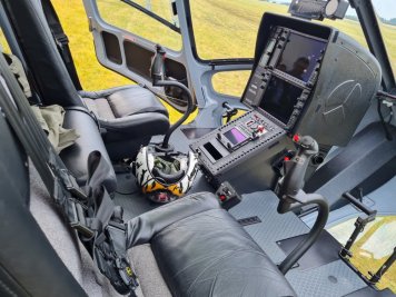 Pohled do kabiny vrtulníku Enstrom 480B-G