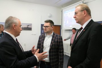 Odboroví předáci navštívili Centrum leteckého výcviku státního podniku LOM PRAHA