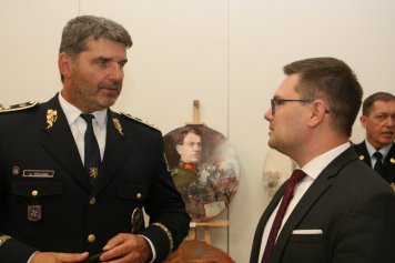 Policejní prezident Policie ČR genmjr. J. Švejdar a ředitel LOM PRAHA s.p. J. Protiva