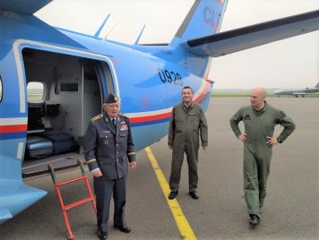 Generál Boček s příslušníky Centra leteckého výcviku státního podniku LOM PRAHA