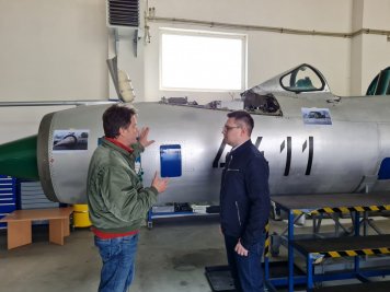 Radek Píchal ze spolku Letci-Žatec s ředitelem LOM PRAHA J. Protivou u renovovaného letounu MiG-21PFM č. 4411