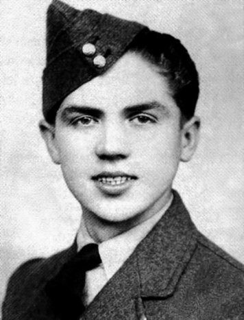 V září 1940 se v Británii přihlásil k letectvu