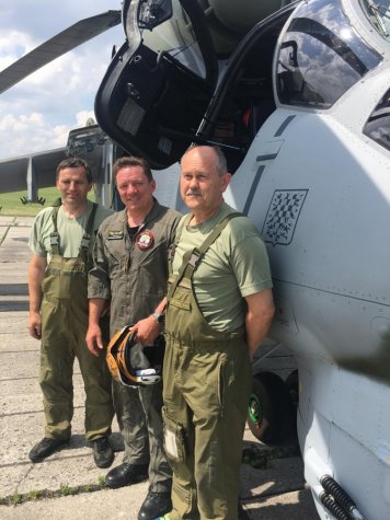 Zálet vrtulníku provedli piloti J. Špaček a J. Hanyk s palubním technikem J. Holazou