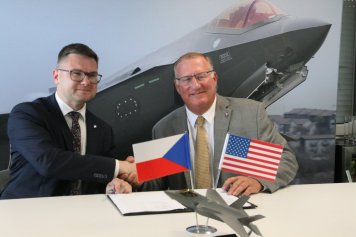 Memorandum o porozumění mezi LOM PRAHA s.p. a Lockheed Martin stvrdili svými podpisy J. Protiva a JR McDonald