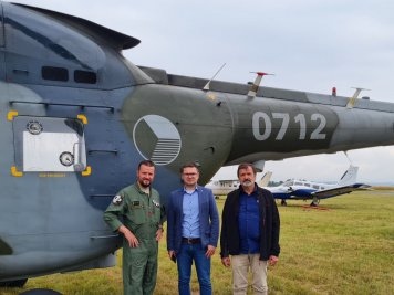 Ředitel LOM PRAHA J. Protiva s předsedou ČsSL V. Vaškem a pplk P. Šafaříkem u vrtulníku W-3A Sokol