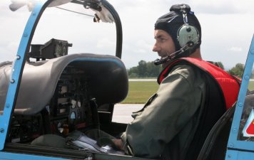 Pilot-instruktor CLV LOM PRAHA s.p. Martin Šonka v kabině letounu Zlín Z-142C AF