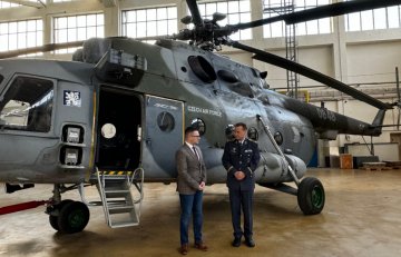 LOM PRAHA předal kbelské základně dva vrtulníky Mi-17 přestavěné na komfortnější pasažérskou verzi