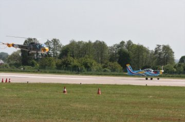 Do jedinečné letecké show se zapojili také piloti Centra leteckého výcviku LOM PRAHA