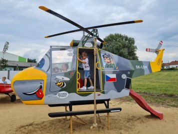 Vrtulník OK-LOM v kamufláži Centra leteckého výcviku