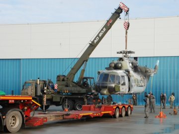 Dva vrtulníky Mi-171Š ze základny v Náměšti si vyzkoušely, jaké to je přijet k nám po silnici