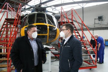 Ředitel Centra leteckého výcviku v Pardubicích Jaroslav Špaček (vlevo) a ředitel státního podniku Jiří Protiva