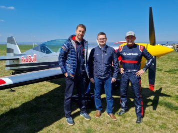 Setkání ředitele LOM PRAHA s akrobatickými piloty P. Kopfsteinem a M. Šonkou
