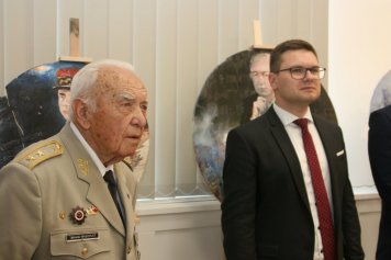Ředitel LOM PRAHA s.p. J. Protiva s válečným veteránem genmjr. M. Masopustem